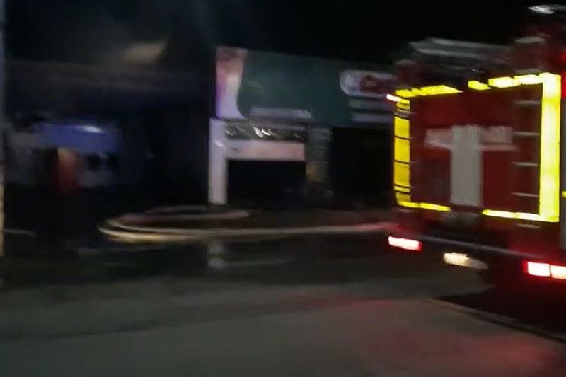 В Краснодарском крае ночью сгорели СТО и магазин автозапчастей на площади 800 кв.м.