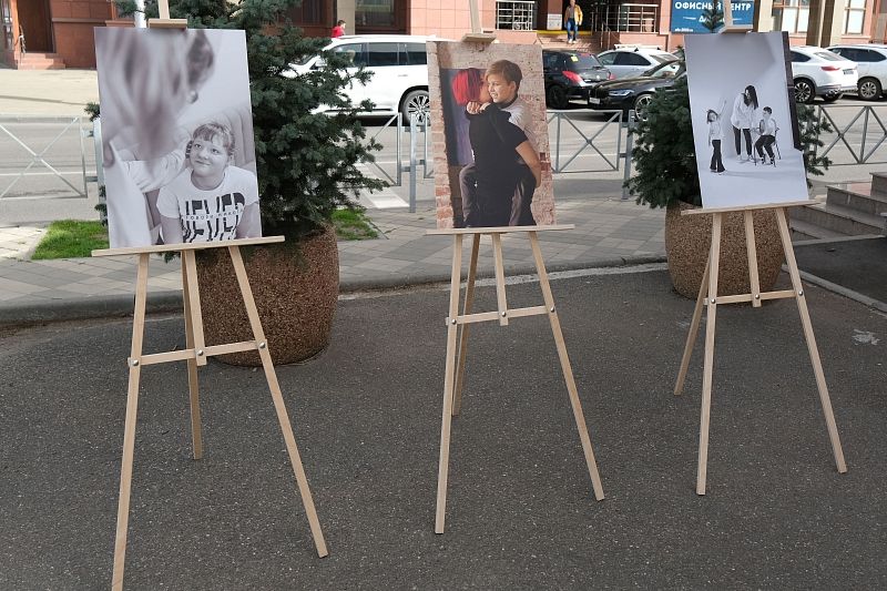«Открывая сердца»: ﻿в Краснодаре работает фотовыставка, посвященная распространению информации об аутизме