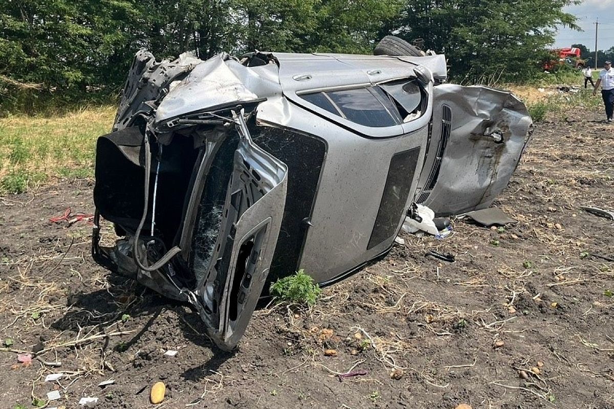 На Кубани Mercedes опрокинулся с трассы в поле. Есть жертвы