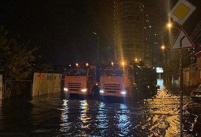 В Краснодаре откачивают воду с подтопленных дождем улиц