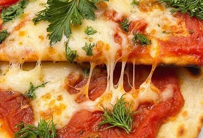 Лепешки с томатным соусом, сыром и зеленью: тонкое, воздушное и невероятно вкусное блюдо за полчаса