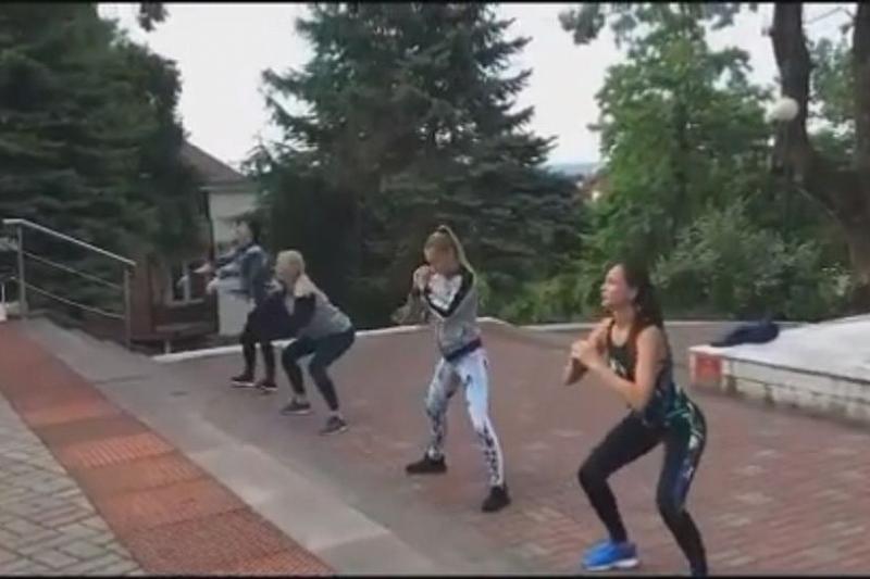 В Сочи девушки устроили фитнес-разминку на мемориале у Горки Героев
