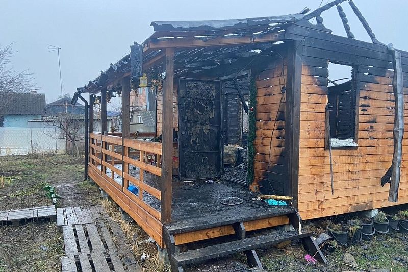 В Краснодаре при пожаре в частном доме погибла женщина