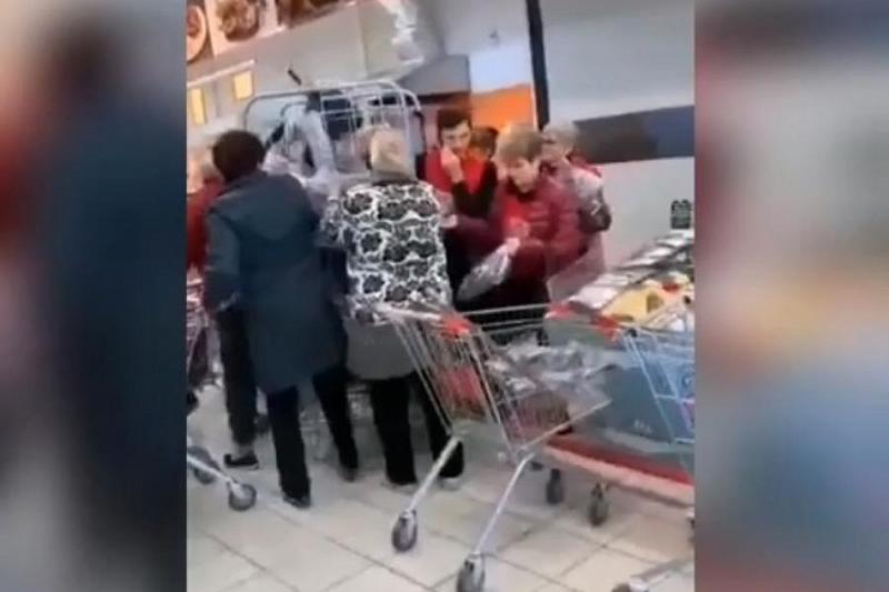 Битва за сковородки: жители Краснодарского края продолжают устраивать давки в магазинах «Магнит»