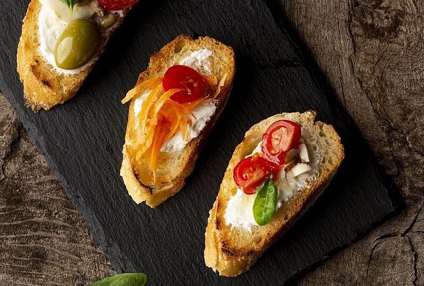 Брускетты на Новый год: рецепт быстрой закуски, которая сметается со стола первой
