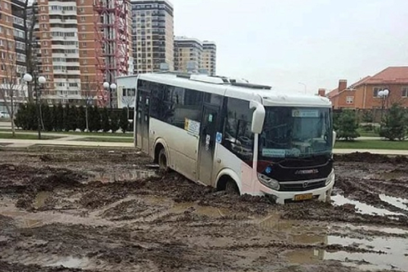 Маршрутка увязла в грязи на улице Командорской в Краснодаре