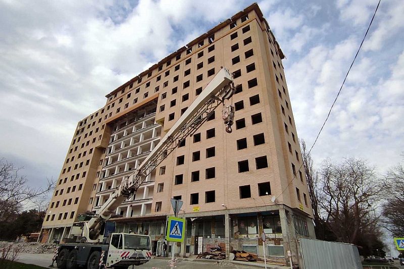 Многоквартирный 12-этажный самострой сносят в Анапе