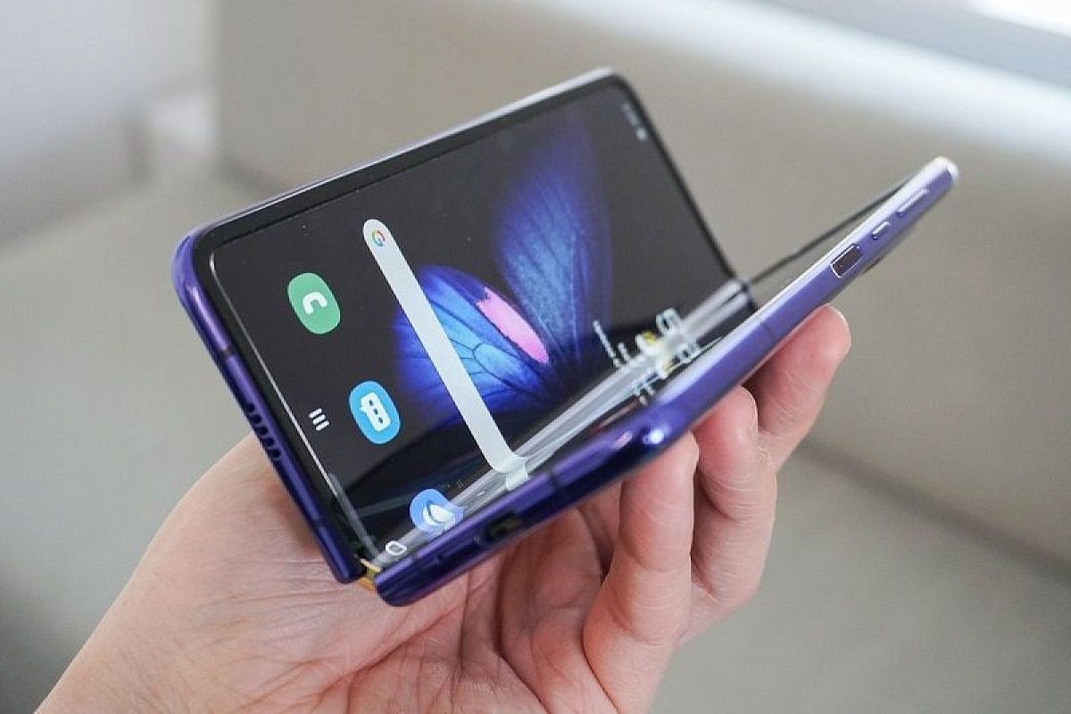 Компания Samsung назвала срок начала продаж складных смартфонов Galaxy Fold 