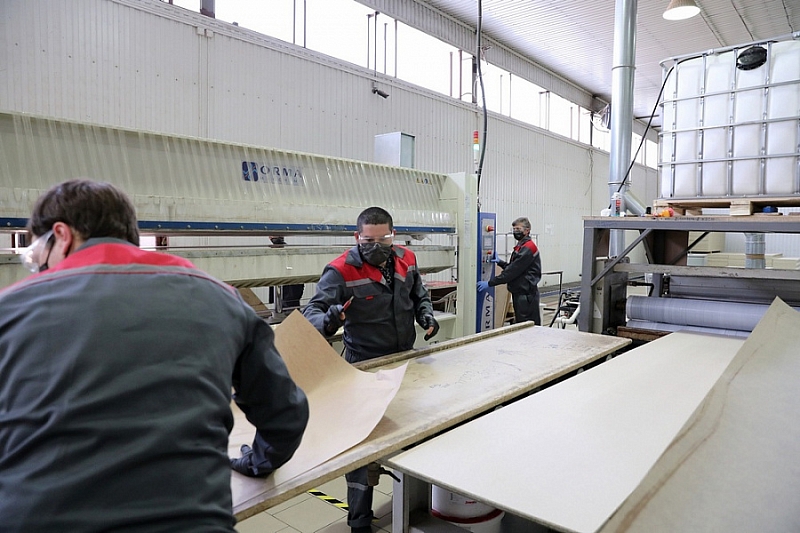 В Краснодарском крае предприятия деревообрабатывающей и мебельной промышленности включат в перечень пострадавших от пандемии отраслей