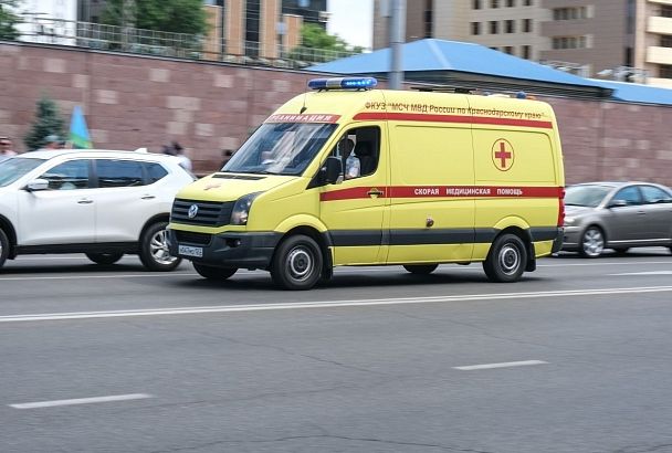Ребенок сорвался с крыши подземной парковки в Краснодаре