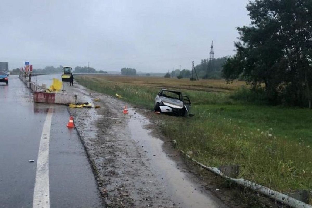 В Адыгее «Лада Приора» врезалась в столб и загорелась. Два человека погибли