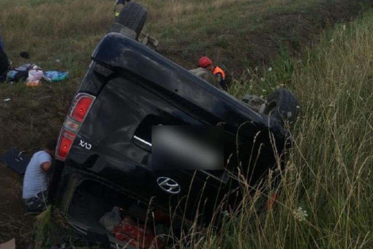 В Крыму опрокинулся микроавтобус с многодетной семьей. Пострадали трое мальчиков