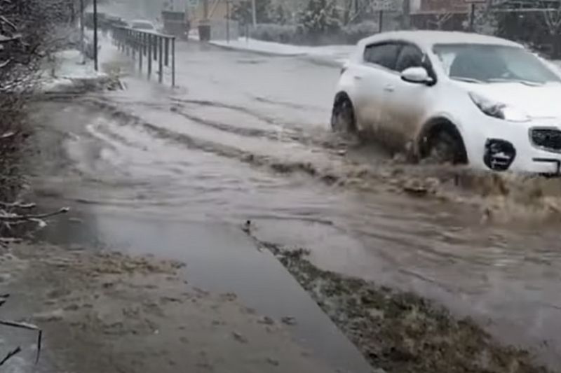 Краснодар поплыл: улицы краевого центра превратились в реки из-за осадков