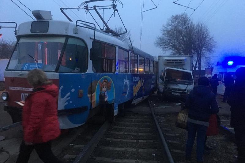Во всем виноват туман: в Краснодаре водитель грузовика объяснил, почему он врезался в трамвай
