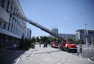 Сотрудников администрации Краснодара эвакуировали из здания для тушения условного пожара
