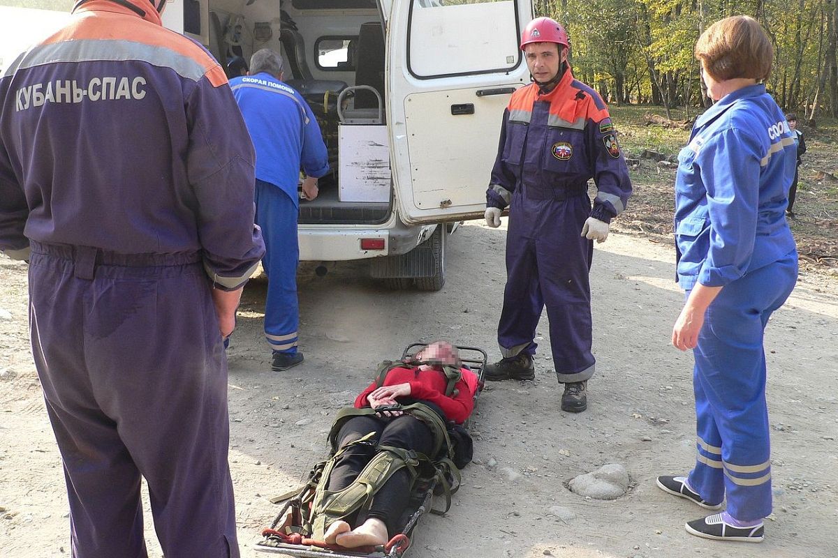 В Краснодарском крае туристка упала с 5-метрового обрыва, пытаясь сделать селфи