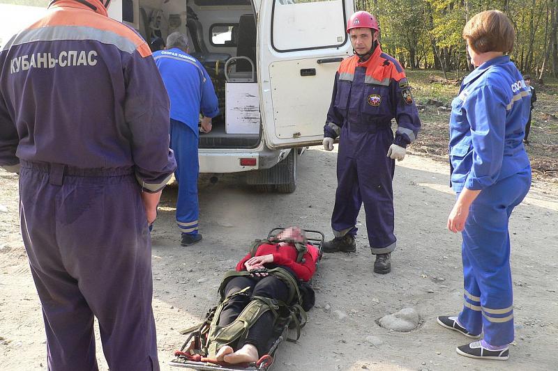 В Краснодарском крае туристка упала с 5-метрового обрыва, пытаясь сделать селфи