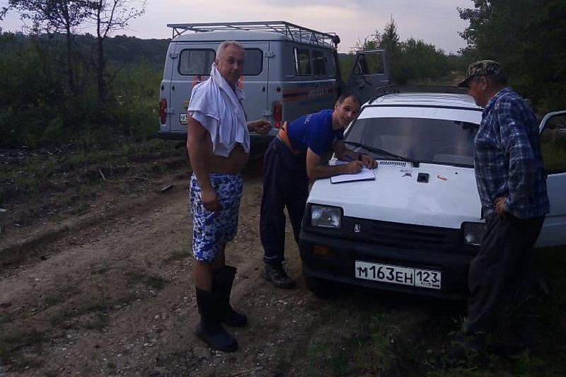В Краснодарском крае спасатели вывели из леса заблудившихся грибников