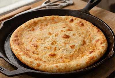 Пышная лепешка на кефире, приготовленная на сковороде: лучший хлеб к вашему столу