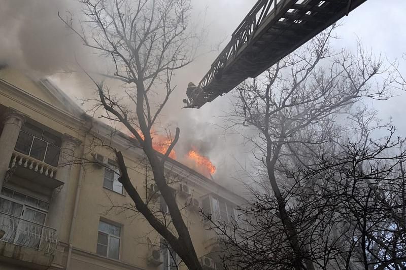 В Новороссийске более шести часов тушили крупный пожар в многоэтажном доме