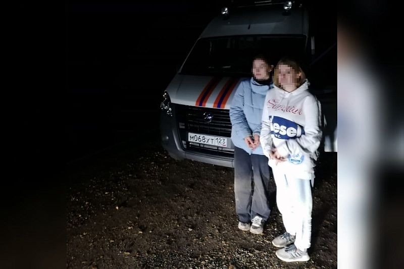 Спасатели эвакуировали двух девушек, зависших на склоне горы