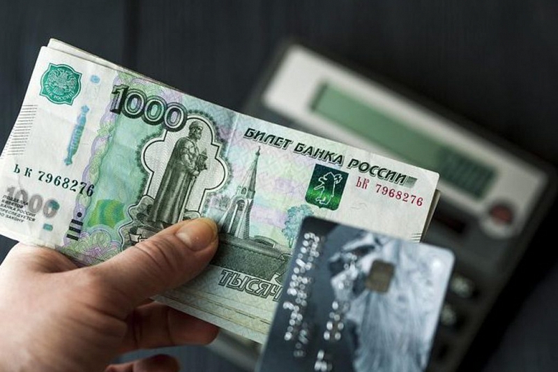 В Краснодаре мужчина украл забытые в банкомате 25 тыс. рублей
