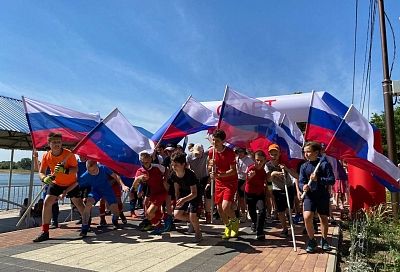 Армавирцы пробежали 2022 метра в честь Дня России 