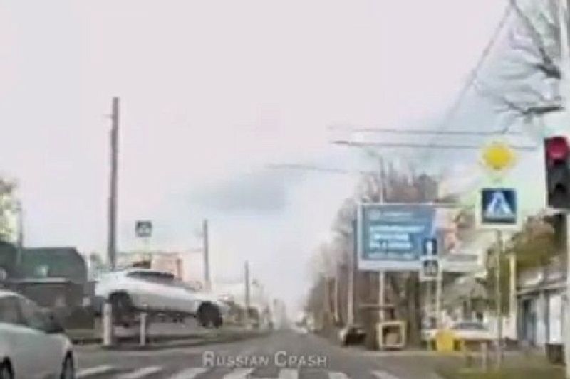 Водитель на иномарке пролетел несколько метров над дорогой в Краснодаре