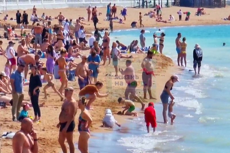 Лето началось: забитый 27 мая отдыхающими пляж в Геленджике сняли на видео