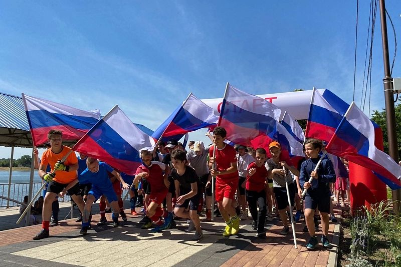Армавирцы пробежали 2022 метра в честь Дня России 
