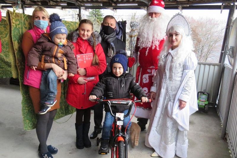 В городах и станицах Кубани Дед Мороз и Снегурочка приходят с подарками в семьи с детьми