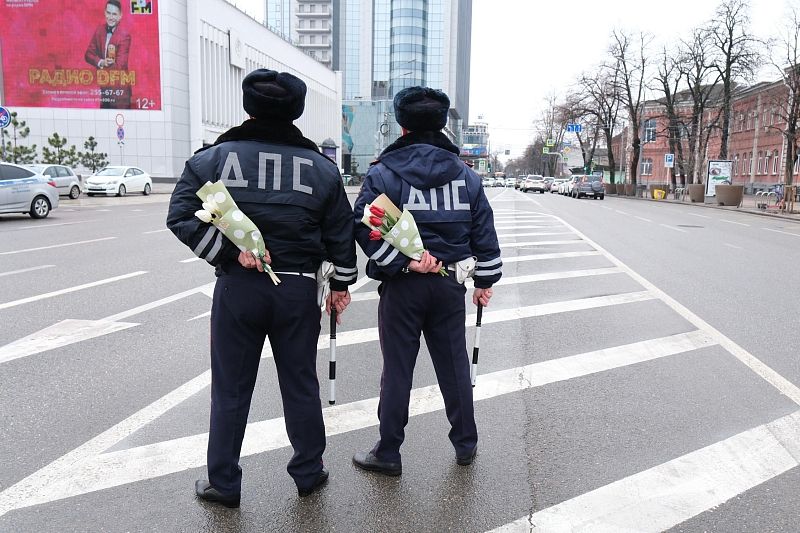«Цветочный патруль»: в Краснодаре сотрудники ДПС поздравляют женщин с наступающим 8 Марта