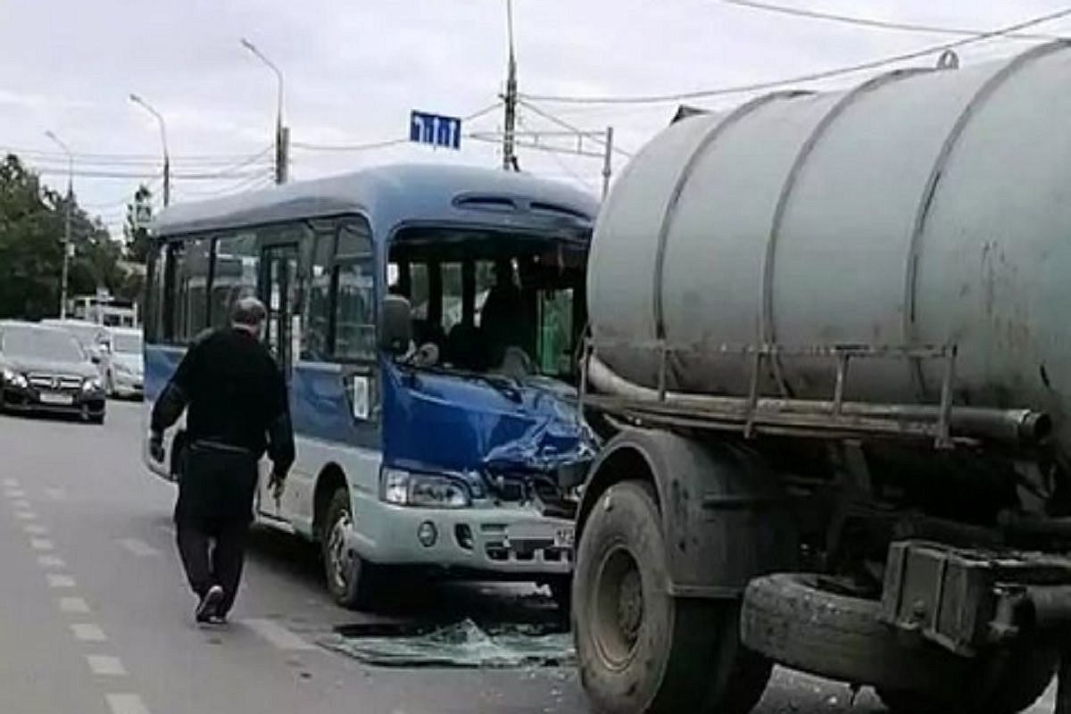 В Краснодаре маршрутка врезалась в стоящий в пробке грузовик с цистерной воды