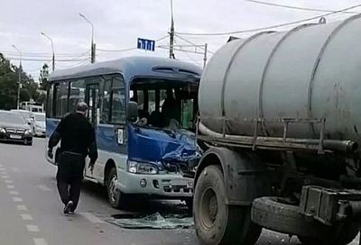 В Краснодаре маршрутка врезалась в стоящий в пробке грузовик с цистерной воды