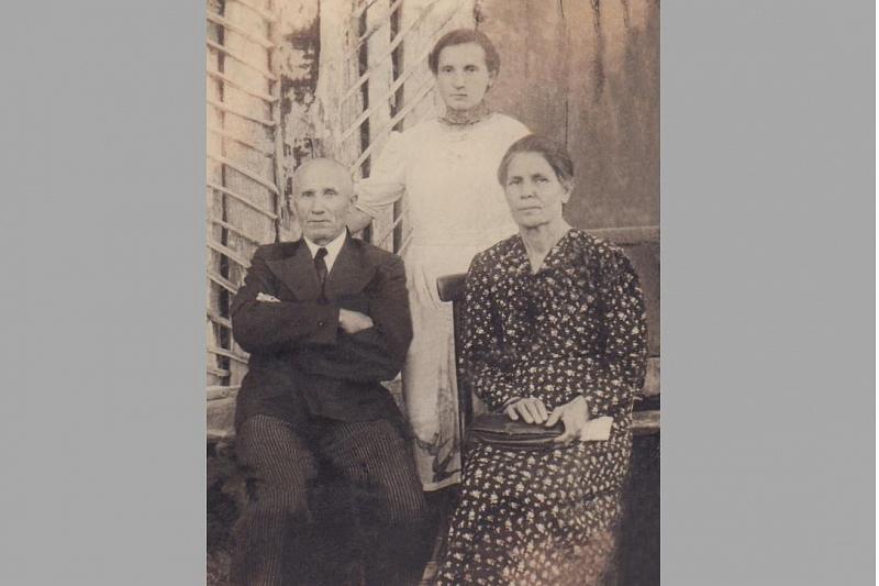 На довоенном снимке Мефодий Варибрус с женой Анной Кузьминичной и старшей дочерью Таисией (в центре). 