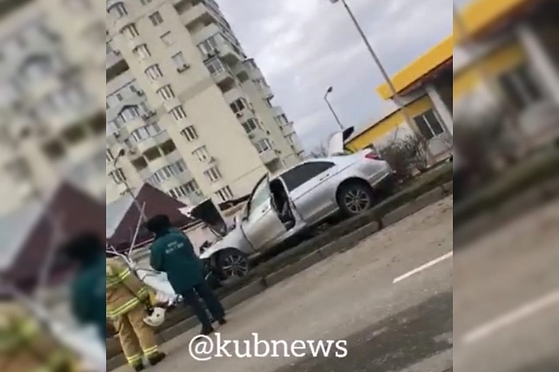 В Краснодаре водитель Mercedes снес фонарный столб и попал на видео