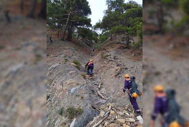 В Краснодарском крае спасатели эвакуировали с горы застрявших туристов
