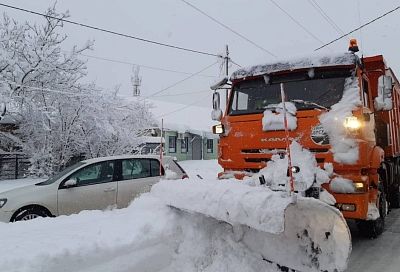 Дороги Краснодарского края чистят от снега почти 300 спецмашин