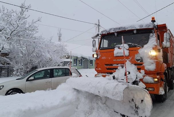 Дороги Краснодарского края чистят от снега почти 300 спецмашин