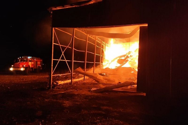 Более 18 часов пожарные тушили горящий ангар с сеном