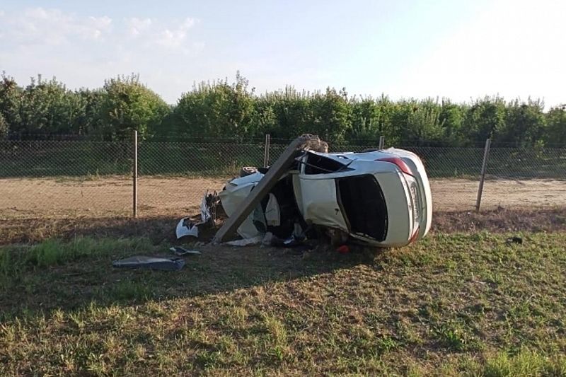 В Краснодарском крае при столкновении с электроопорой погиб водитель иномарки
