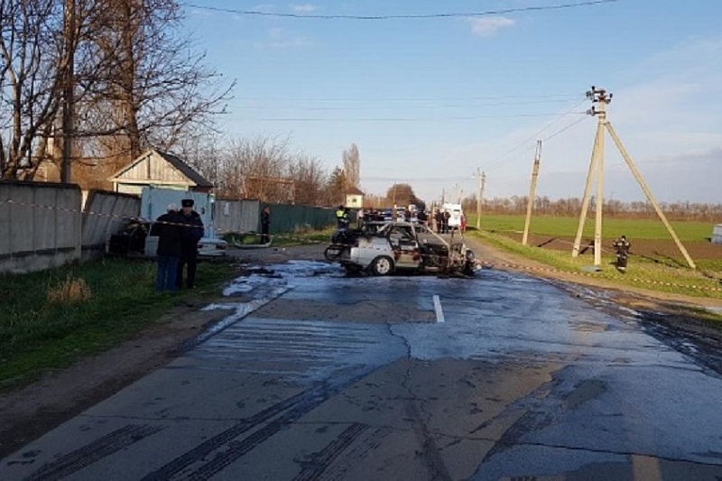 В Краснодарском крае после ДТП с возгоранием автомобиля пострадали 4 человека, из них 3 детей