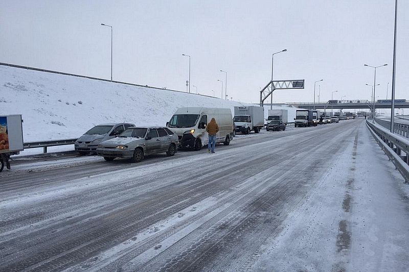 Перехватывающая парковка для автомобилей организована в Темрюкском районе по направлению к Крымскому мосту 