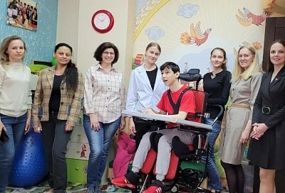 В Краснодаре студенты-дизайнеры представили эскизы одежды для матерей детей-инвалидов