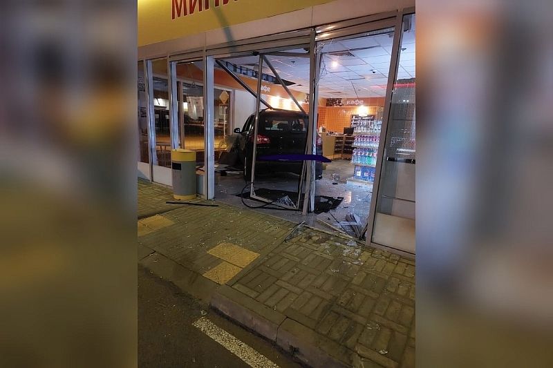 Пьяный водитель на кроссовере въехал в минимаркет АЗС на Кубани. Момент попал на видео