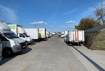 Около 570 грузовиков ожидают в Темрюкском районе переправы через Керченский пролив