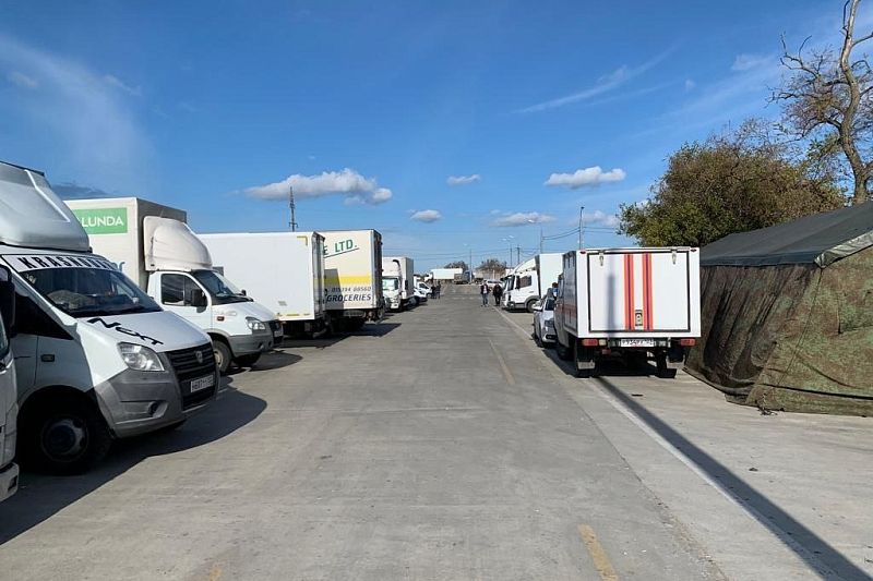Около 570 грузовиков ожидают в Темрюкском районе переправы через Керченский пролив