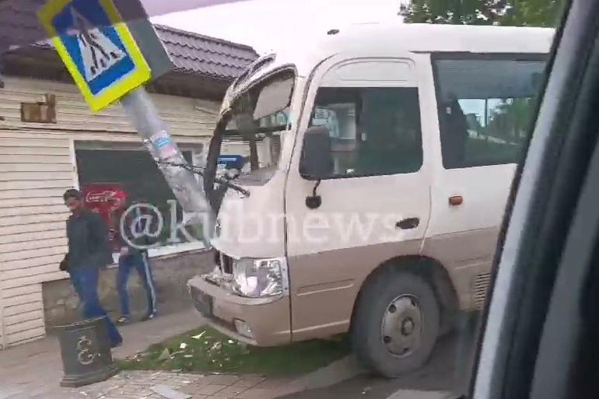 В Краснодаре автобус с пассажирами врезался в металлическую опору