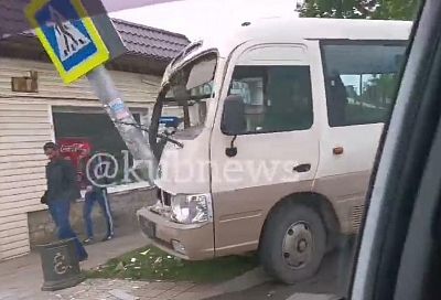 В Краснодаре автобус с пассажирами врезался в металлическую опору