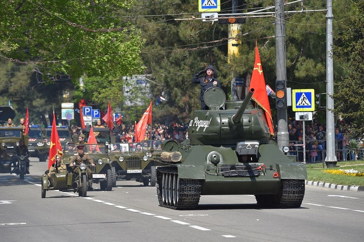 Большой парад прошел на Малой Земле